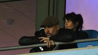 Manajer Manchester City, Pep Guardiola, menyaksikan timnya bertanding dari tribune penonton saat menghadapi Olympique Lyon pada laga Liga Champions, di Etihad, Rabu (19/9/2018). (AFP/Oli Scarff)