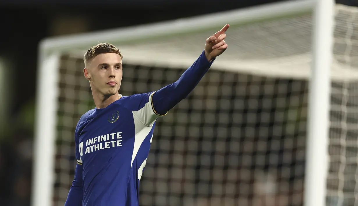 Pemain Chelsea, Cole Palmer, melakukan selebrasi setelah mencetak gol ke gawang Everton pada laga pekan ke-33 Liga Inggris di Stadion Stamford Bridge, Selasa (16/4/2024). The Blues menang enam gol tanpa balas. (AP Photo/Ian Walton)