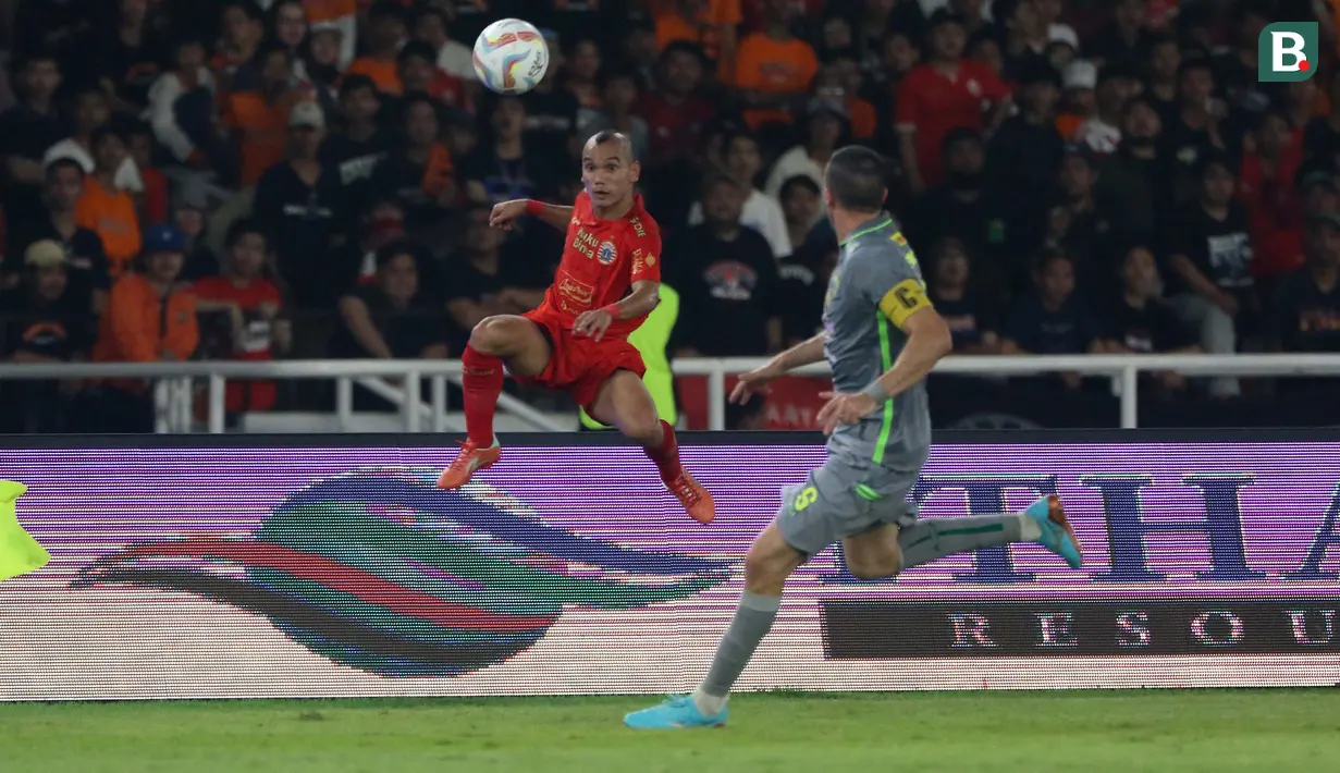<p>Pemain Persija Jakarta, Riko Simanjuntak berusaha mengontrol bola di depan pemain Persebaya Surabaya, Dusan Stevanovic pada laga lanjutan pekan ke-5 BRI Liga 1 2023/2024 antara Persija Jakarta melawan Persebaya Surabaya di Stadion Utama Gelora Bung Karno (SUGBK), Senayan, Jakarta, Minggu (30/7/2023). (Bola.com/Ikhwan Yanuar)</p>
