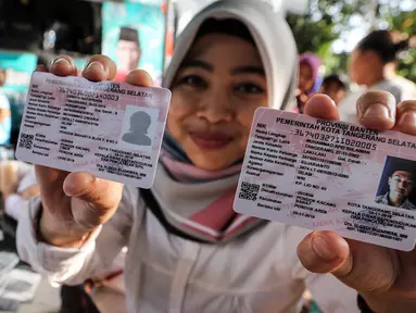 Petugas Disdukcapil menunjukkan dua Kartu Identitas Anak (KIA) untuk balita dan anak di atas lima tahun di Pondok Aren, Tangerang Selatan, Jumat (16/11). Pemkot menargetkan 2019 mendatang layanan penerbitan KIA sudah rampung. (Liputan6.com/Fery Pradolo)