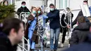 Pasien di sebuah rumah sakit bersalin harus dievakuasi saat gempa magnitudo 5,3 mengguncang pusat kota Zagreb, Korasia (22/3/2020). (AFP/Damir Sencar)