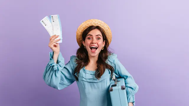 perempuan traveling pesawat