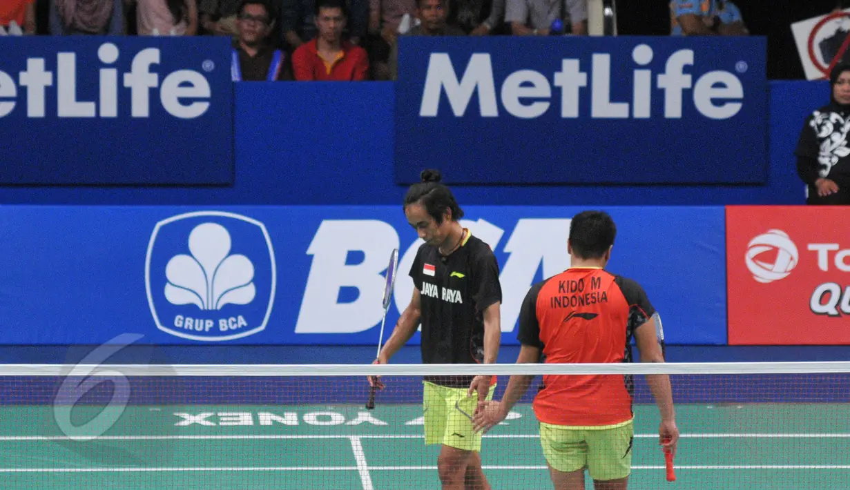 Ganda Putra, Markis Kido/Agripinna (Indonesia) tertunduk usai kalah dari Lee Yong Dae/Yoo Yeon (Korea) di BCA Indonesia Open Superseries Premier 2015, Jakarta, Rabu (3/6/2015). Yong Dae/Yeon Seong menang 14-21, 21-13, 21-14. (Liputan6.com/Herman Zakharia)