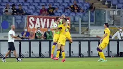 Pemain Fiorentina Nikola Milenkovic (tengah) merayakan setelah mencetak gol ke gawang AS Roma pada pertandingan Serie A di Stadion Olimpiade Roma, Italia, Minggu (22/8/2021). AS Roma menang dengan skor 3-1. (AP Photo/Gregorio Borgia)