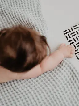 Melalui aktivitas sederhana dan interaksi penuh kasih, orangtua dapat membantu membangun fondasi kemampuan belajar, komunikasi, serta sosial-emosional si kecil. (Foto/Dok: Pexels)
