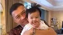 Yup, sebagai cucu pertama di keluarga Anang Hermansyah, tentunya Baby Ameena jadi kesayangan sang kakek. Begini manisnya mereka habiskan waktu bersama, so cute!(instagram.com/ananghijau)