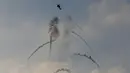 Sebuah helikopter Apache meluncurkan roket saat menyerang ke wilayah Gaza. (REUTERS/Baz Ratner)