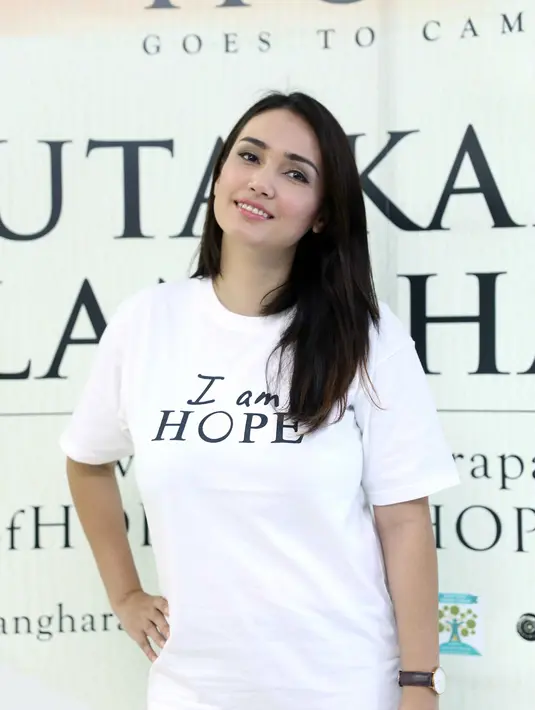 Feby Febiola juga menambahkan penting untuk memeriksakan kanker sejak dini dan hidup harus lebih sehat. Ia ingin agar masyarakat lebih peduli agar terhindar dari penyakit mematikan ini. (Nurwahyunan/Bintang.com)