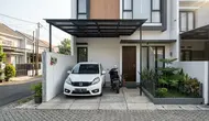 8 Desain Carport Sempit yang Tetap Muat Motor dan Mobil, Solusi Lahan Kecil