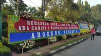 Karangan bunga mewarnai jelang sidang vonis Ahok di gedung Kementan, Jakarta Selatan. (Liputan6.com/Nanda Perdana Putra)