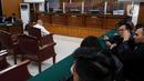 Terdakwa kasus dugaan perintangan penyidikan pada kasus pembunuhan Brigadir Yosua, Baiquni Wibowo mengikuti sidang pembacaan putusan di Pengadilan Negeri (PN) Jakarta Selatan, Jumat (24/2/2023). Putusan ini lebih ringan daripada tuntutan jaksa penuntut umum yang menginginkan Baiquni Wibowo dihukum dengan pidana dua tahun penjara dan denda Rp10 juta subsider tiga bulan kurungan. (Liputan6.com/Herman Zakharia)