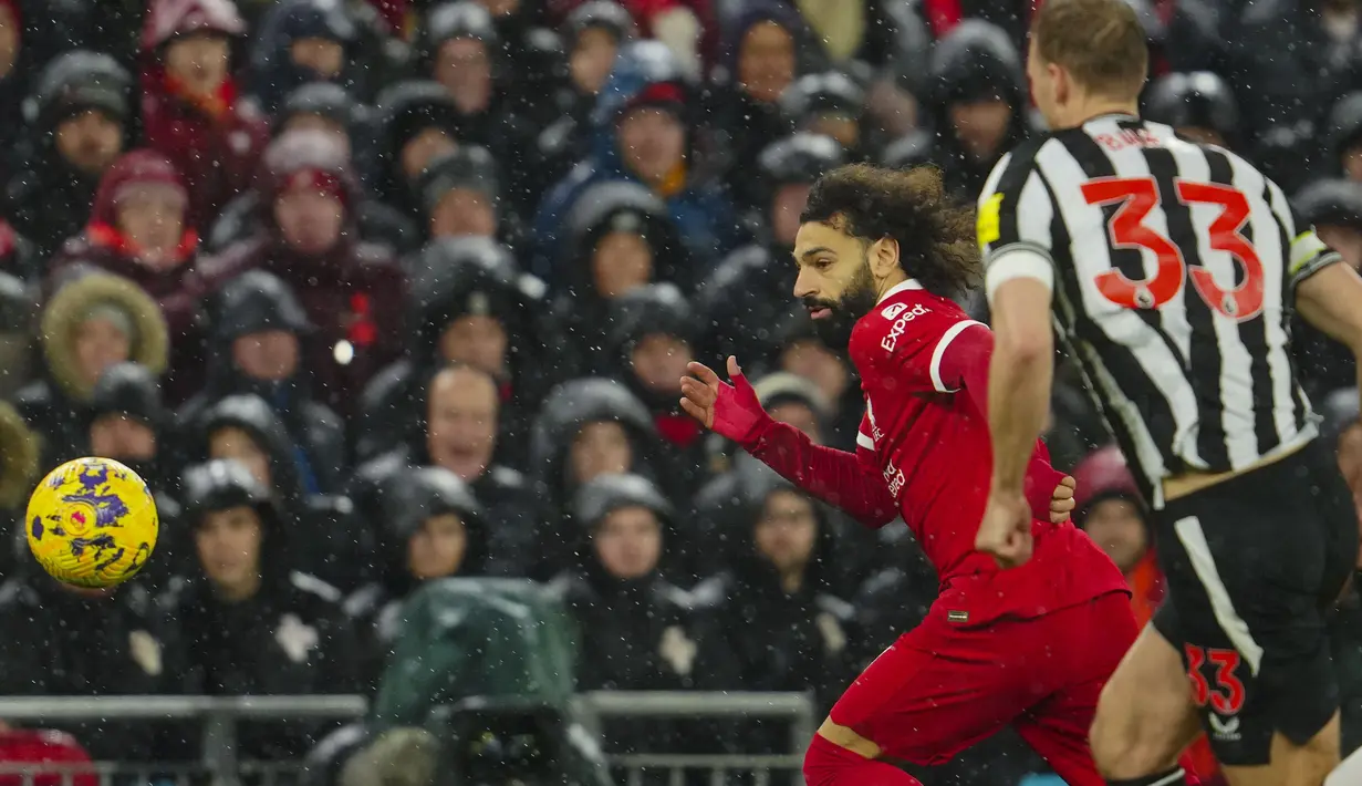 Mo Salah menjadi pusat perhatian dengan dua gol (49' dan 86') serta satu assist yang ia bukukan. (AP Photo/Jon Super)