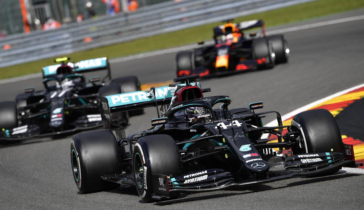 Pembalap Mercedes, Lewis Hamilton, memimpin di balapan F1 GP Belgia di Sirkuit Spa-Francorchamps, Minggu (30/8/2020). Lewis Hamilton finis pertama dengan catatan waktu 1 jam 24 menit 8,761 detik. (John Thys, Pool via AP)