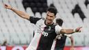 Striker Juventus, Cristiano Ronaldo, melakukan selebrasi usai mencetak gol ke gawang Lazio pada laga Serie A di Stadion Allianz, Turin, Senin (20/7/2020). Juventus menang 2-1 atas Lazio. (Marco Alpozzi/LaPresse via AP)