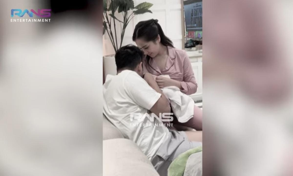 Detik-detik Raffi Ahmad Mengadzani Baby Lily yang Baru Hadir di Rumah Andara, Raut Wajah Nagita Slavina Disorot