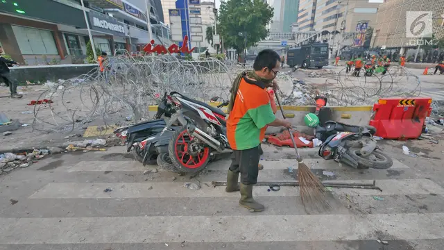 Pasukan Oranye Bersihkan Sisa Sampah Kerusuhan