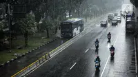 Sejumlah kendaraan melintas saat hujan deras megguyur kawasan Patung Kuda, Jakarta, Kamis (21/10/2021). Memasuki musim hujan, warga Jakarta diharapkan mewaspadai terjadinya banjir dan dampak kemacetan yang akan makin parah karena genangan air di badan jalan. (Liputan6.com/Faizal Fanani)