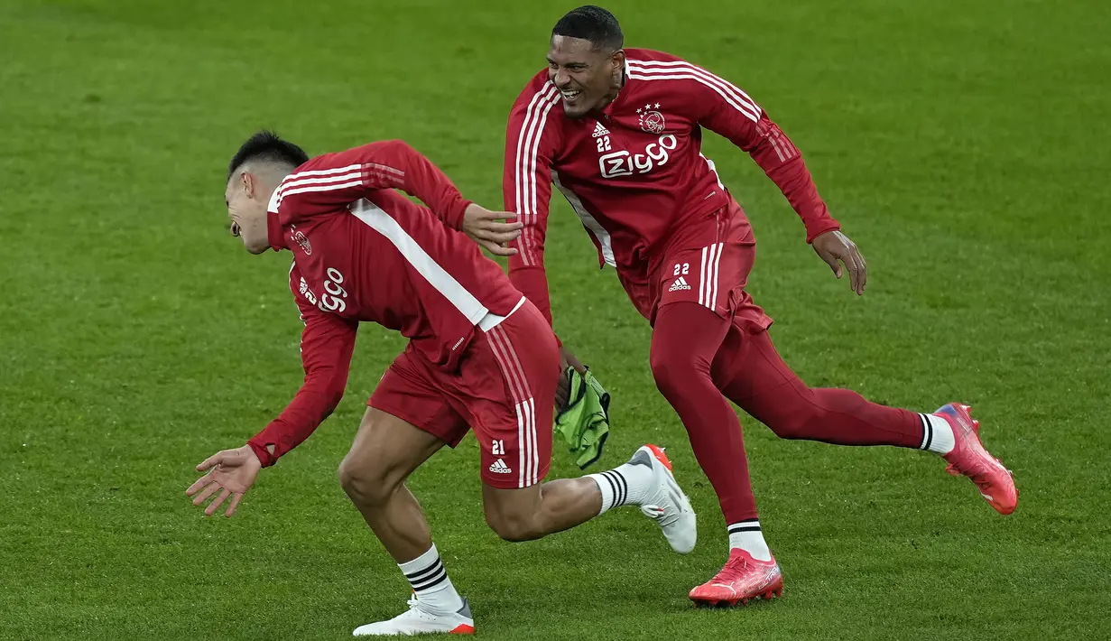 Pemain Ajax Amsterdam, Sebastien Haller dan Lisandro Martinez berlatih selama sesi latihan terakhir di Dortmund, Jerman, Selasa (2/11/2021). Ajax akan bertandang ke markas Borussia Dortmund pada matchday 4 Grup C Liga Champions, Kamis (4/11) dini hari WIB. (AP Photo/Martin Meissner)
