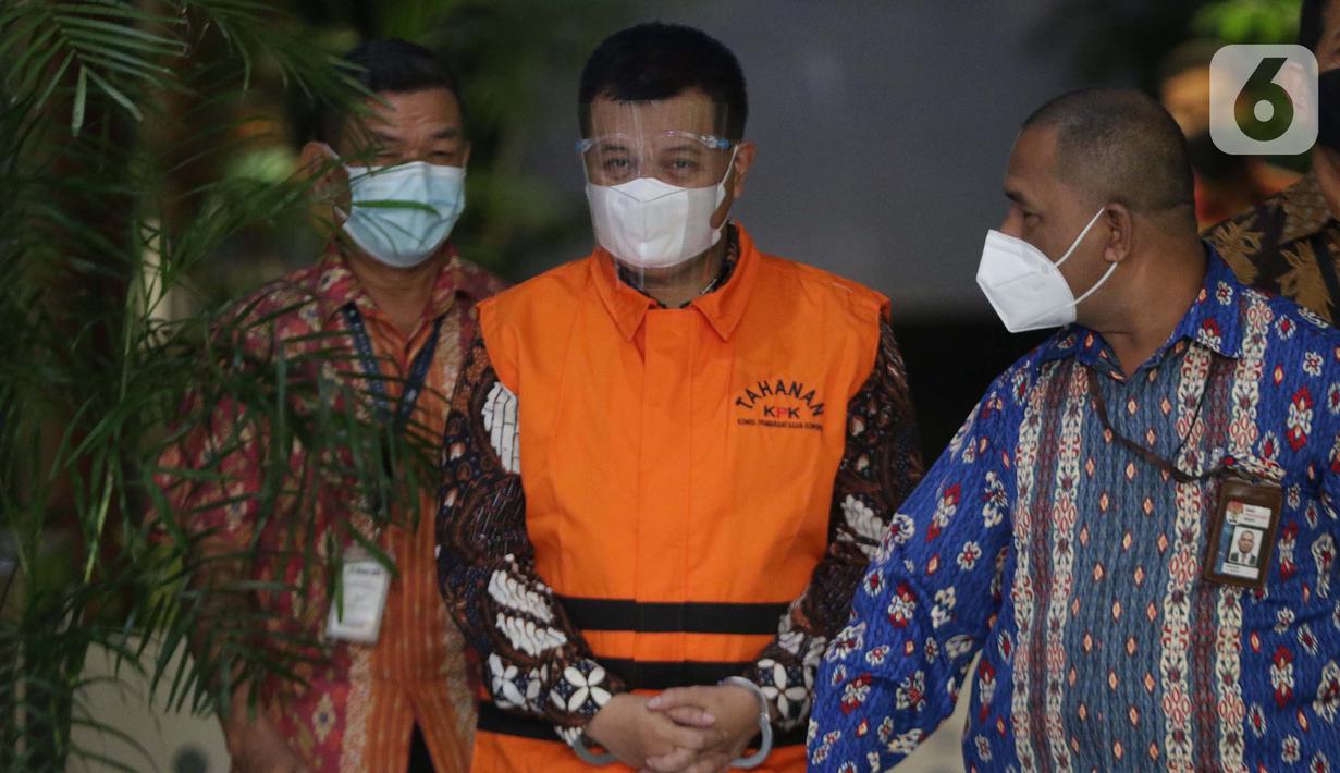 Bupati Bandung Barat Aa Umbara Sutisna (tengah) usai rilis penahanan di Gedung KPK, Jakarta, Jumat (9/4/2021). KPK menahan Aa Umbara dan anaknya Andri Wibawa terkait dugaan korupsi pengadaan barang tanggap darurat pandemi COVID-19 pada Pemkab Bandung Barat 2020. (Liputan6.com/Helmi Fithriansyah)