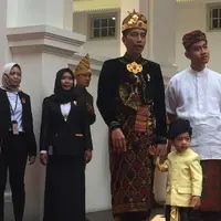 Presiden Joko Widodo bersama putranya Gibran Rakabuming Raka dan cucunya Jan Ethes jelang upacara HUT ke-74 RI di Istana Negara, Sabtu (17/8/2019). Jokowi bersama Gibran dan Jan Ethes mengenakan pakaian adat Bali. (Liputan6.com/Lizsa)