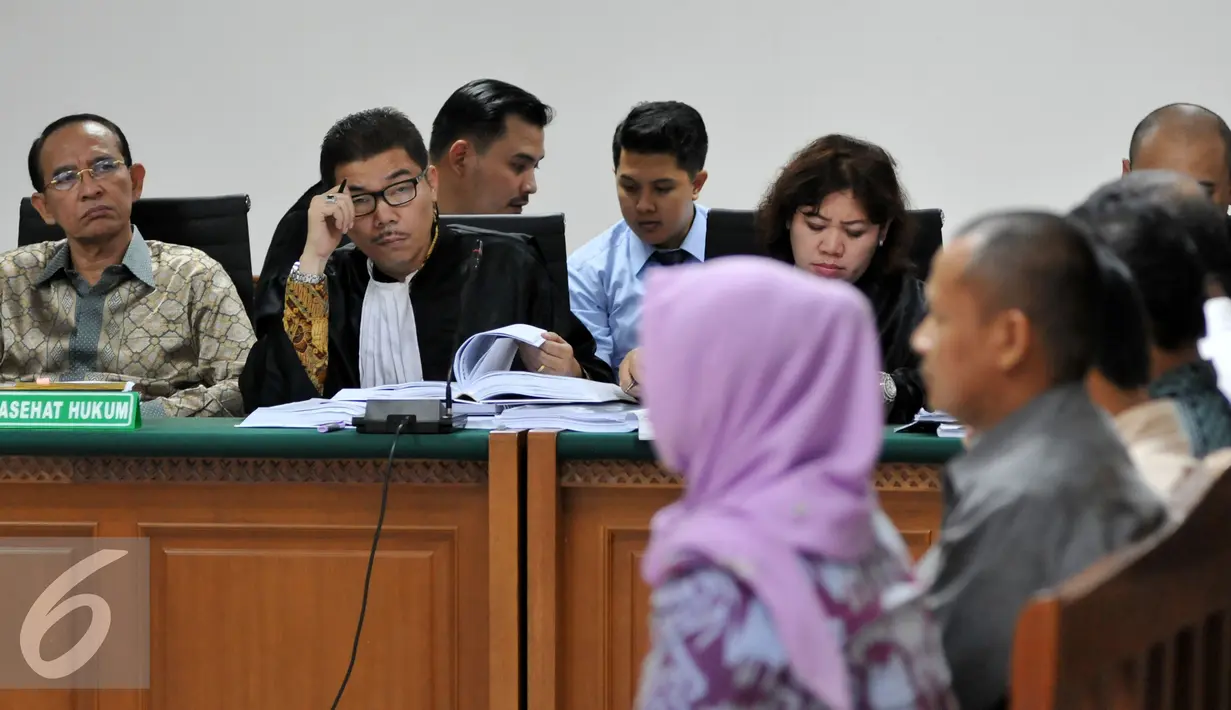 Suryadharma Ali (kiri) saat menjalani sidang lanjutan di Pengadilan Tipikor, Jakarta, Rabu (30/09/2015). Sidang menghadirkan lima saksi diantaranya Bendahara pengeluaran Kemenag, Wardasari Gandi. (Liputan6.com/Andrian M Tunay)