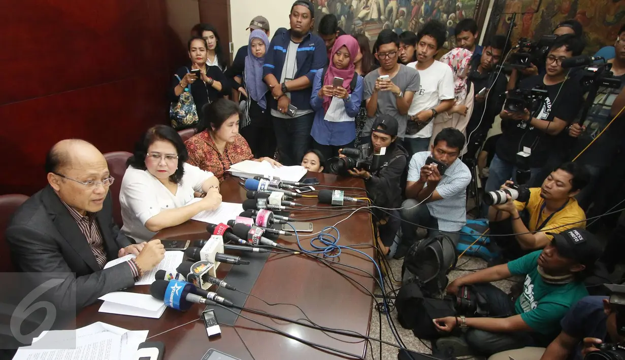 Mario Teguh memberikan keterangan terkait perseteruan dengan Ario Kiswinar Teguh, Jakarta, Senin (10/10). Mario Teguh menyatakan dirinya tidak pernah mengelak bahwa Kiswinar adalah anaknya saat menikah dengan Aryani. (Liputan6.com/Immanuel Antonius)