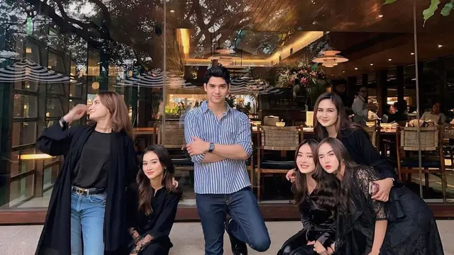 Potret Al Ghazali saat buka bersama bareng pemain Little Mom series (Sumber: Instagram/@alghazali7)