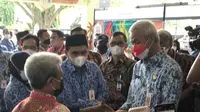 Ilustrasi Suasana Gubernur Jawa Tengah, Taj Yasin Maimoen dan Gubernur Jawa Tengah Ganjar Pranowo mengunjungi lapak UKM Virtual Expo (UVO) di Depan halaman Gedung Gradhika, (Foto : Titoisnau)