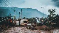 BMKG sebut tanah longsong dan banjir bandang menjadi bencana lanjutan yang patut diwaspadai oleh warga Cianjur. (unsplash.com/Sadiq Nafee)