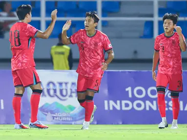 Pemain Timnas Korea Selatan U-23 merayakan gol ang dicetak oleh Hwang Doyun ke gawang Timnas Indonesia U-23 dalam laga terakhir Grup J Kualifikasi Piala Asia U-23 2025 di Stadion Gelora Delta, Sidoarjo, Jawa Timur pada Selasa (9/9/2025) malam WIB. (Bola.com/Abdul Aziz)