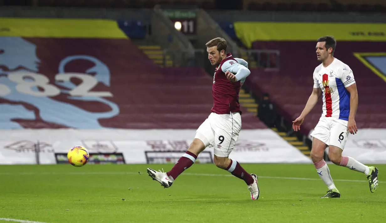 Pemain Burnley Chris Wood (kiri) mencetak gol ke gawang Crystal Palace pada pertandingan Liga Premier Inggris di Stadion Turf Moor, Burnley, Inggris, Senin (23/11/2020). Burnley menang dengan skor 1-0. (Jan Kruger/Pool via AP)