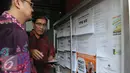 Komisioner KPU Hadar Nafis Gumay (kanan) bersama Ferry Kurnia Riskiyansah mengecek Daftar pemilih Tetap (DPT) di kelurahan setia budi dan Cikini, Jakarta, Jumat (23/12). (Liputan6.com/Helmi Affandi)