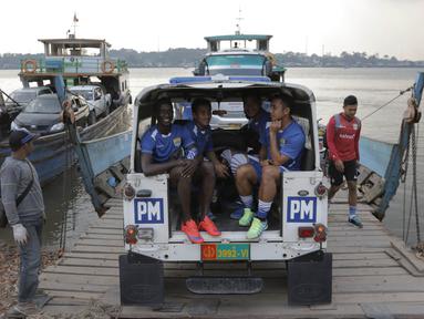 Pemain Persib melintasi Sungai Mahakam untuk berlatih jelang semi final Piala Presiden melawan Mitra Kukar di Stadion Aji Imbut, Tenggarong, Kaltim, Sabtu (3/10/2015). (Bola.com/Vitalis Yogi Trisna) 