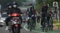 Warga bersepeda di kawasan Sudirman-Thamrin, Jakarta, Sabtu (16/10/2021). Polda Metro Jaya telah mengizinkan aktivitas olahraga bersepeda melintasi jalan umum mulai Sabtu (16/10), dengan tetap mengedepankan protokol kesehatan untuk mencegah penyebaran Covid-19. (merdeka.com/Imam Buhori)