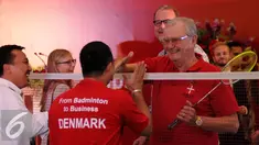 Legenda bulutangkis Indonesia, Rexy Mainaky menyalami Raja Denmark, Yang Mulia Pangeran Consort usai laga eksebisi di Jakarta, Jumat (23/10/2015). Rexy berkesempatan bermain bulutangkis bersama Raja Denmark. (Liputan6.com/Helmi Fithriansyah)