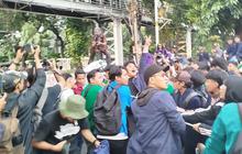 Memanas, Massa Aksi Indonesia Gelap Berusaha Robohkan Beton Barrier