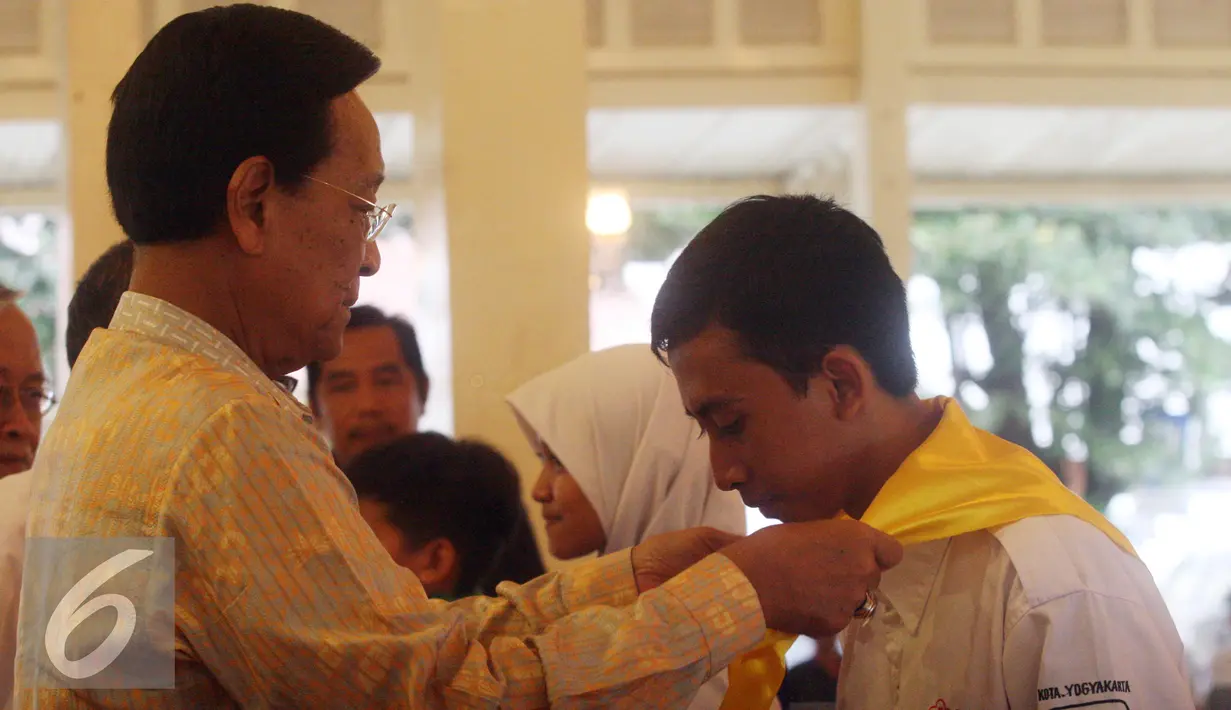 Gubernur DIY Sutan HB X memasangkan shal ke anggota PMR Kontingen DIY yang akan mengikuti Jumbara VIII, Yogyakarta, Selasa, (19/7). Jumbara PMR tingkat nasional VIII akan di gelar di Sulawesi Selatan, 25 hingga 31 Juli 2016. (Liputan6.com/Boy Harjanto)