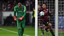 Pemain Bayer Leverkusen, Javier Hernandez usai cetak gol ke gawang kiper Barcelona, Marc-Andre Ter Stegen pada leg kedua grup E Liga Champions di Stadion Bay Arena, Laverkusen, Jerman, Kamis (10/12/2015) dini hari WIB.  (AFP Photo/Patrik Stollarz)