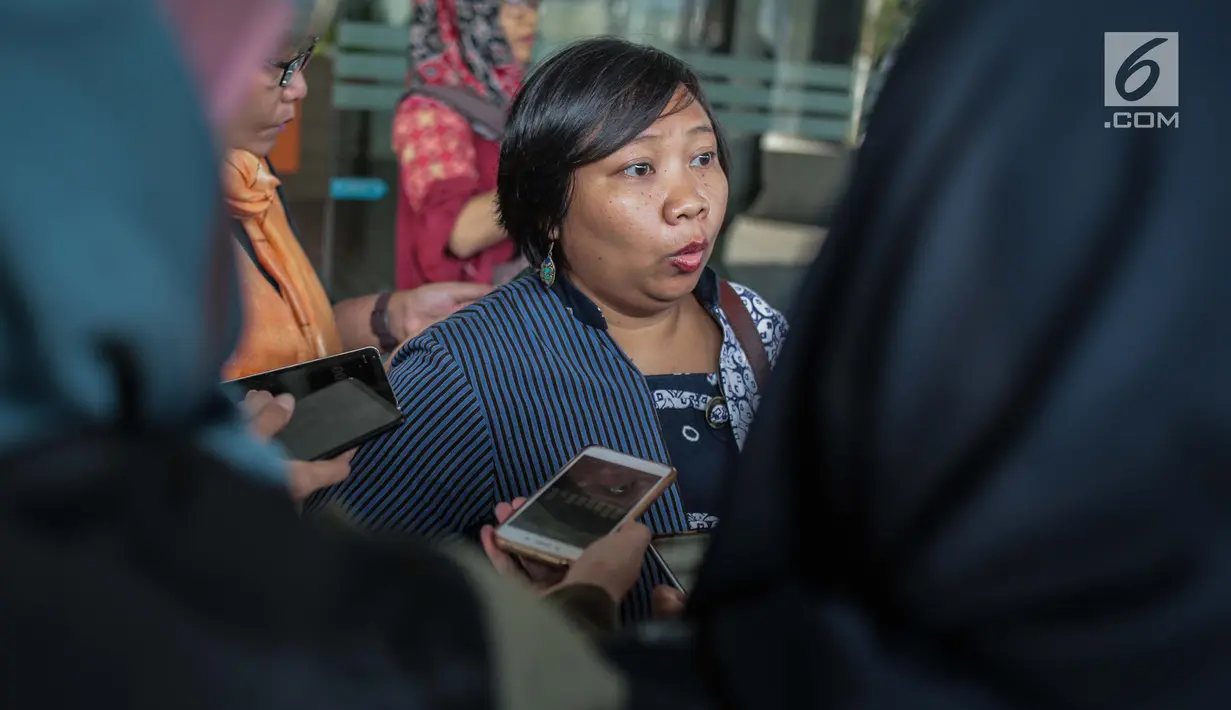 Anis Hidayah, warga yang tergabung dalam Aliansi Warga Cinta Depok, memberikan keterangan kepada wartawan di kantor Ombudsman RI, Jakarta, Jumat (26/7/2019). Kedatangannya untuk mengadukan perihal pemberlakukan aturan pemisahan parkir motor untuk laki-laki dan perempuan. (Liputan6.com/Faizal Fanani)