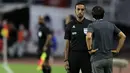 Shin Tae-yong, melakukan protes kepada asisten wasit saat salah satu pemain Timnas Indonesia U-20 dilanggar saat melawan Vietnam di laga pamungkas Kualifikasi Piala Asia U-20 2023. (Bola.com/Ikhwan Yanuar)