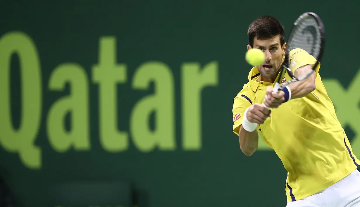 Petenis Serbia, Novak Djokovic, memukul bola ke arah area lapangan pemain Argentina, Leonardo Mayer, dalam turnamen tenis Qatar Terbuka 2016 di Doha, Qatar, (7/1/2016). (AFP/Karim Jaafar)