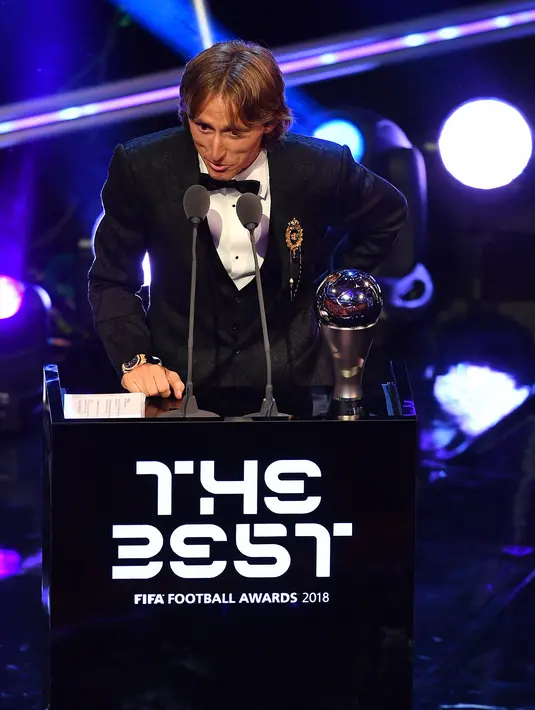 Bintang sepak bola Kroasia, Luka Modric memberi sambutan saat menerima penghargaan Pemain Terbaik Pria FIFA 2018 dalam The Best FIFA Football Awards di London, Senin (24/9). Ini merupakan gelar Pemain Terbaik FIFA pertama untuk Modric. (Ben STANSALL/AFP)