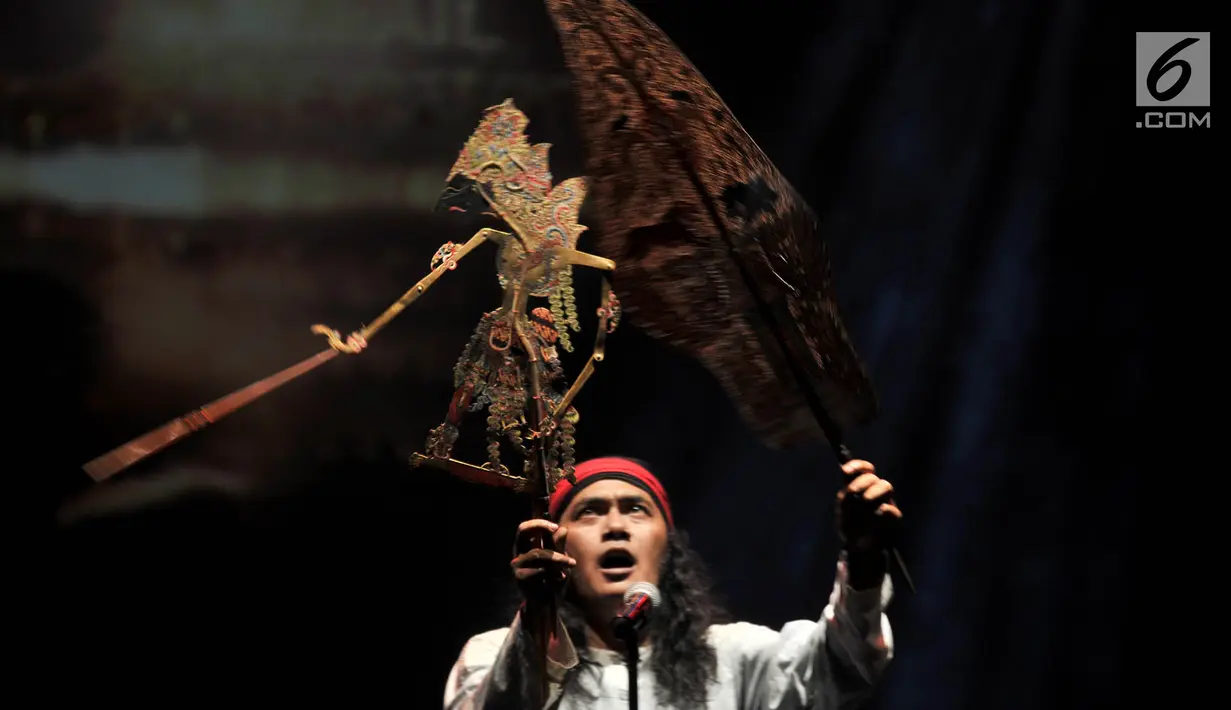 Dalang menjadi pelakon dalam pementasan Wayang Urban saat perayaan HUT ke-50 Taman Ismail Marzuki di Jakarta, Rabu (7/11). Perayaan ulang tahun Taman Ismail Marzuki (TIM) kali ini berlangsung 7 - 11 November 2018 mendatang. (Merdeka.com/Iqbal S Nugroho)