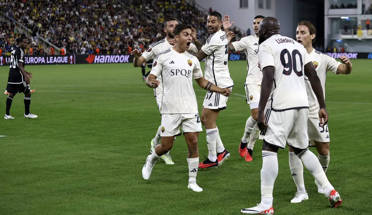 Pemain AS Roma melakukan selebrasi atas gol kemenangan yang dicetak oleh Romelu Lukaku (kedua kanan) pada laga Grup G Liga Europa 2023/2024 melawan Sheriff Tiraspol di Bolshaya Sportivnaya Arena, Tiraspol, Moldova, 21 September 2023. AS Roma menang dengan skor 2-1. (AP Photo/Aurel Obreja)