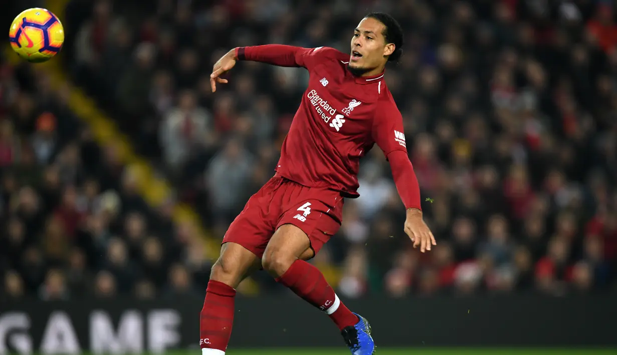Van Dijk sudah tampil sebanyak 23 pertandingan dan tampil konsisten baik. Bek besar tersebut memenangakan 76% melakukan tekel bersih, melakukan 25 iintersep dan 120 sapuan. (AFP/Oli Scarff)