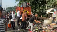 Wali Kota Depok, Supian Suri menutup TPS yang dikeluhkan pengendara di Jalan Raya Bogor KM 30, Tugu, Cimanggis, Depok. (Istimewa)