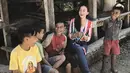 <p>Karina Nadila saat dalam kegiatan sosial di Kampung Adat Praijing, Sumba Barat (sumber: Liputan6.com/IG/@karinadila8921)</p>