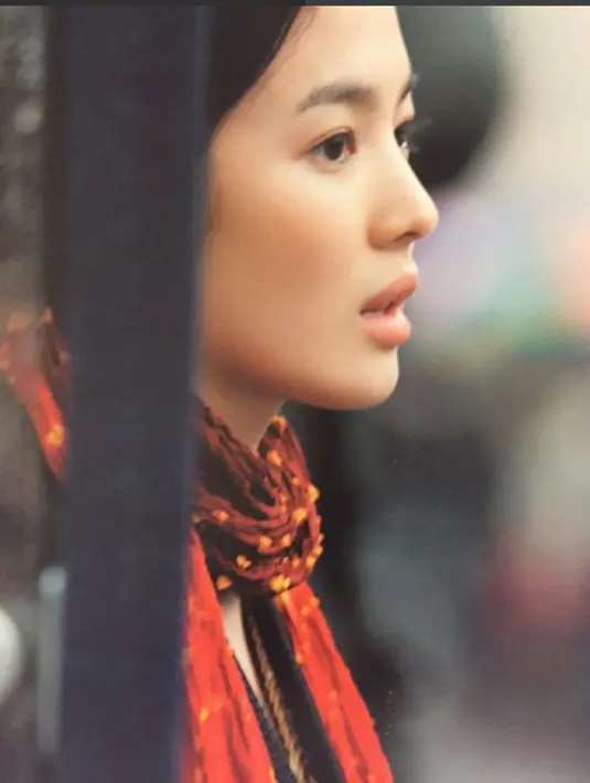 Ketika Song Hye Kyo dijumpai oleh suatu acara televisi di Korea, Hye Kyo mengungkapkan rahasia kebugaran pada tubuhnya. Ia membiasakan mengosumsi makanan rendah lemak dan menghindari makanan junk food. (viainstagram@kyo1122/Bintang.com)