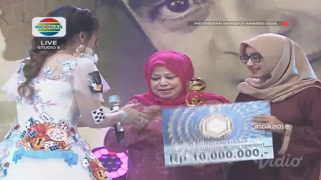 Penghargaan Khusus di Indonesian Dangdut Awards 2018.