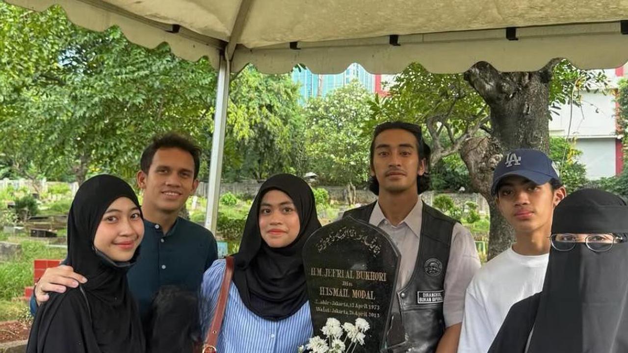 Umi Pipik Kenang 12 Tahun Kepergian Ustaz Jefri, Tulis Doa dan Pesan Menyentuh Hati